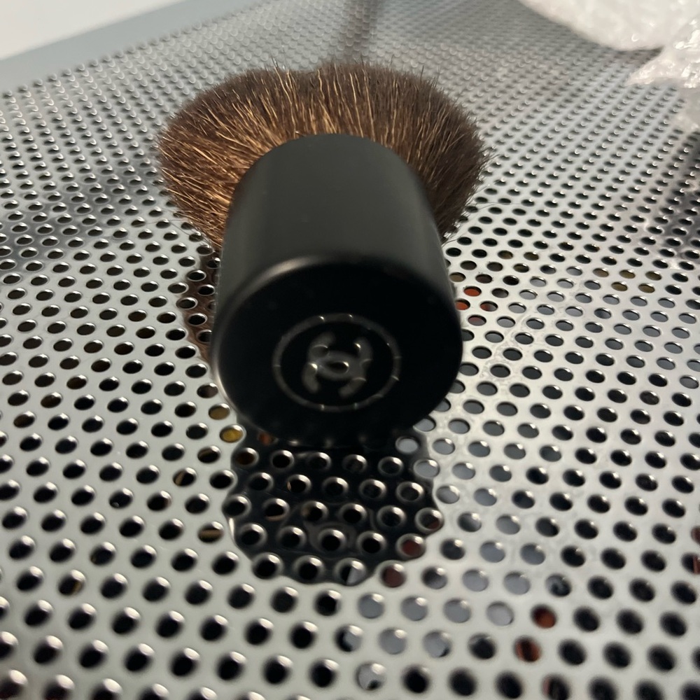 NEW CHANEL KABUKI Makeup Brush - Picture 3 of 3